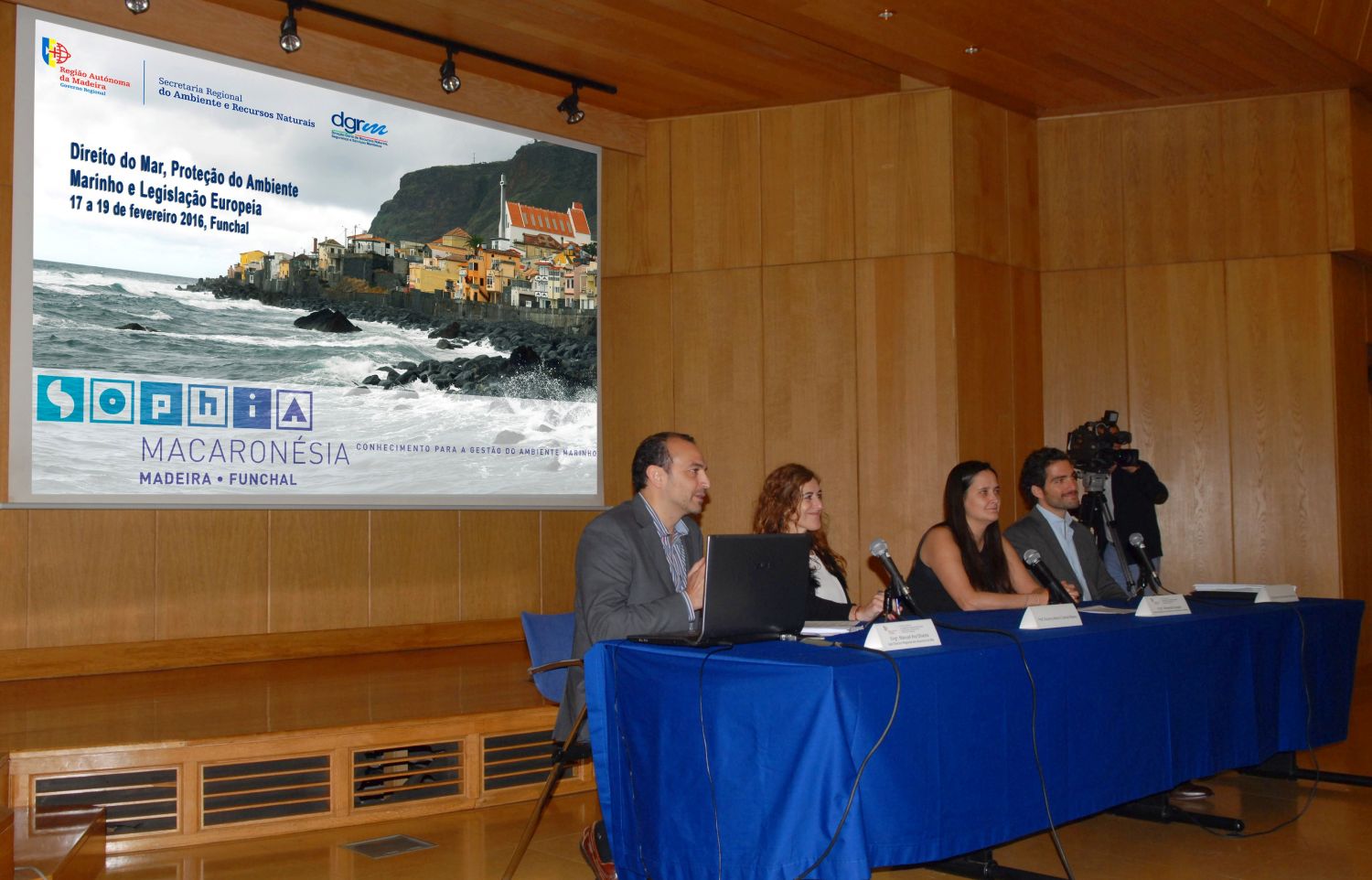 Mesa redonda moderada por Ricardo Oliveira (Diretor do Diário de Notícias), com a participação de Ara Oliveira (Sub-Diretor Regional dos Assuntos do Mar), Marta Chantal (Coordenadora do módulo e Professora da FDUP), Alexandra Gaspar (Diretora Regional do Ordenamento do Território e Ambiente) e Vasco Becker-Weinberg (Formador do módulo e Professor da FDUNL). (Fonte: SRARN, cedido ao Projeto SOPHIA)